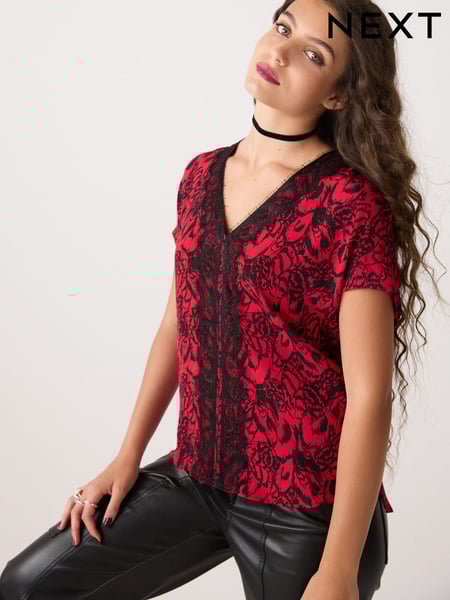 Red and Black Feather Print Short Sleeve Lace Trim Top (321409) | € 8