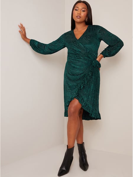 Chi Chi London Green Plus Size Long Sleeve Animal Devore Wrap Dress (546370) | € 48