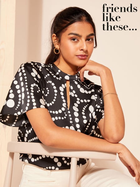 Friends Like These Black Spot Printed Flutter Sleeve Keyhole Blouse (657511) | € 11
