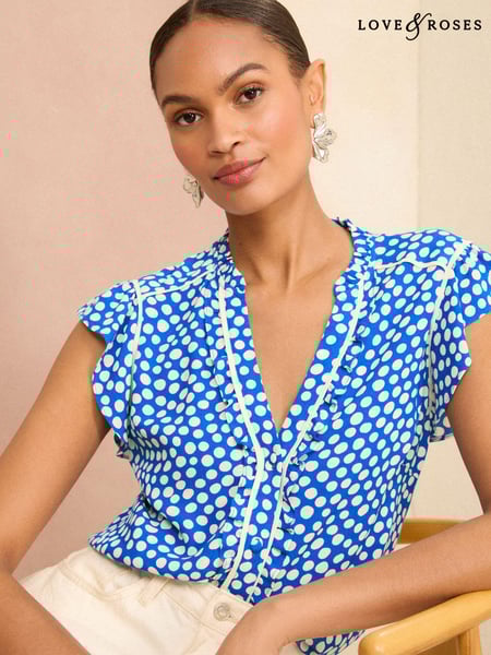 Love & Roses Blue Polka Dot Ruffle Trim V Neck Flutter Sleeve Blouse (966162) | € 24