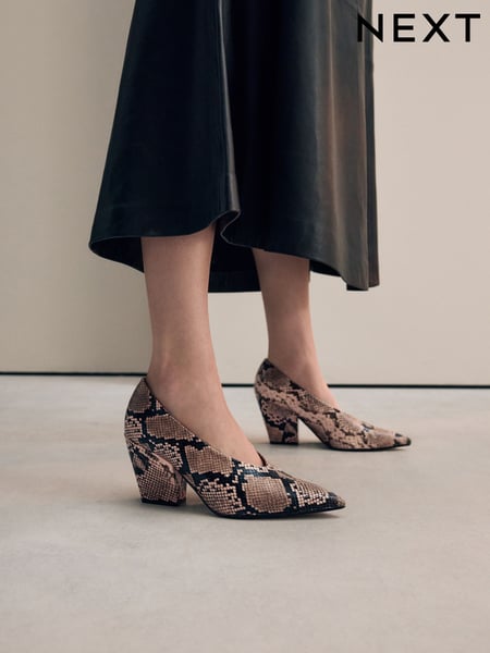 Snake Standard Fit Forever Comfort® Point Toe Block Courts (AA6937) | € 52