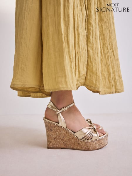 Gold Signature Premium Leather Round Toe Twist Detail High Wedges (AP7112) | € 119