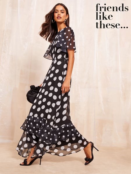 Friends Like These Black/White Petite Short Sleeve Chiffon Tiered Maxi Dress (AT0463) | € 92