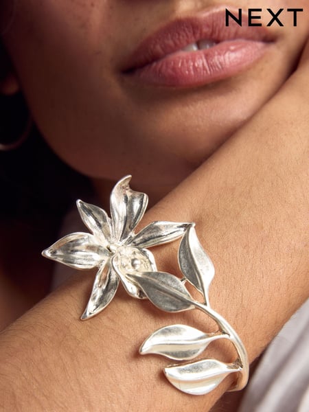 Silver Tone Flower Hinge Cuff Bracelet (AT6254) | € 23