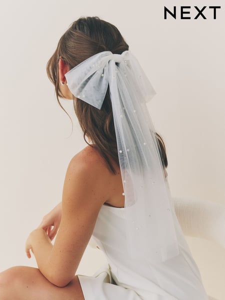 White Chiffon Pearl Effect Hair Bow (AT6302) | € 26
