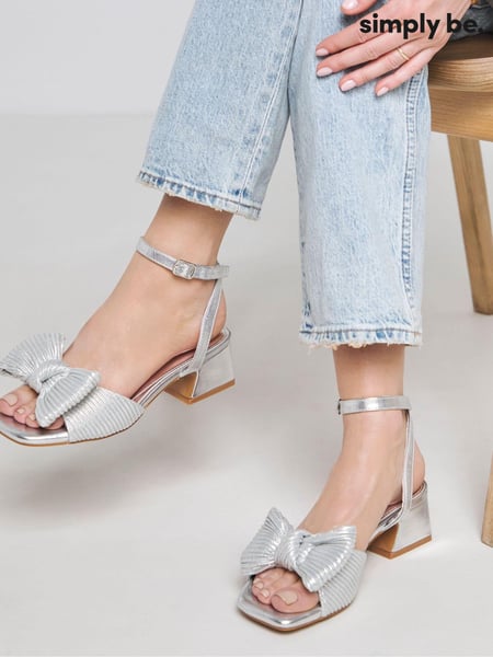 Simply Be Silver Wide Fit Low Heel Bow Occasion Sandals In Extra Wide Fit (AT9319) | € 29