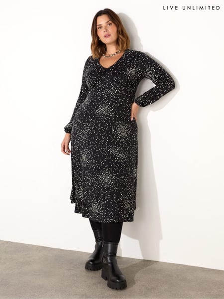 Live Unlimited Black Petite Curve Heart Print Gathered V-Neck Jersey Dress (AY4745) | € 50