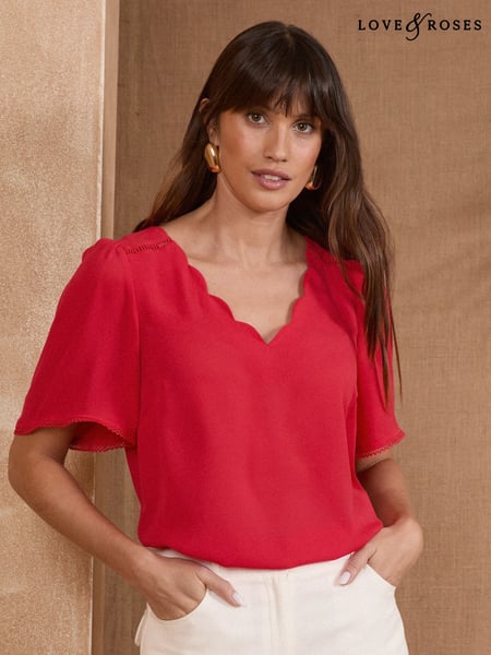 Love & Roses Red Short Sleeve V-Neckline Scallop Detail T-Shirt (AY9831) | € 47
