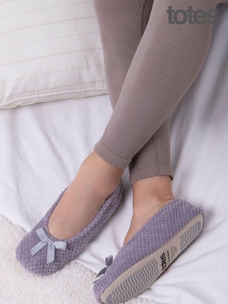 Grau - Totes Isotoner Popcorn Slippers (B37612) | 28 €