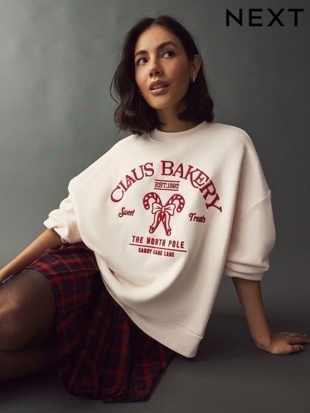 Red/Ecru Christmas Front Graphic Claus Bakery Crew Neck Sweatshirt (B53572) | € 23