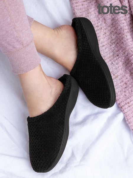 Schwarz - Totes Isotoner Popcorn Terry Mules Slippers (B85798) | 34 €