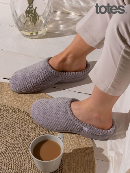 Grau - Totes Isotoner Popcorn Terry Mules Slippers (B94639) | 34 €
