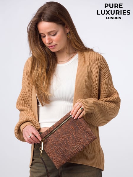 Pure Luxuries London Chalfont Leather Clutch Bag (E01045) | € 55
