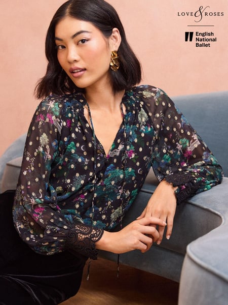 Love & Roses Black Scenic V Neck Metallic Lace Cuff Long Sleeve Blouse (E13314) | € 36