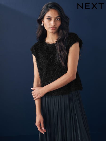 Black Short Sleeve Fluffy Top (E63018) | € 18