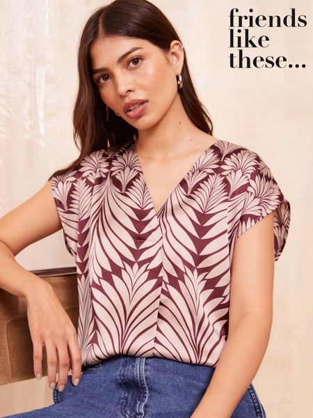Friends Like These Burgundy Palm Print Petite Short Sleeve Satin V Neck Blouse (E66870) | € 21