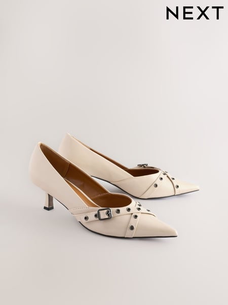 Bone Standard Fit Forever Comfort® Point Toe Eyelet Buckle Low Courts (E85142) | € 57
