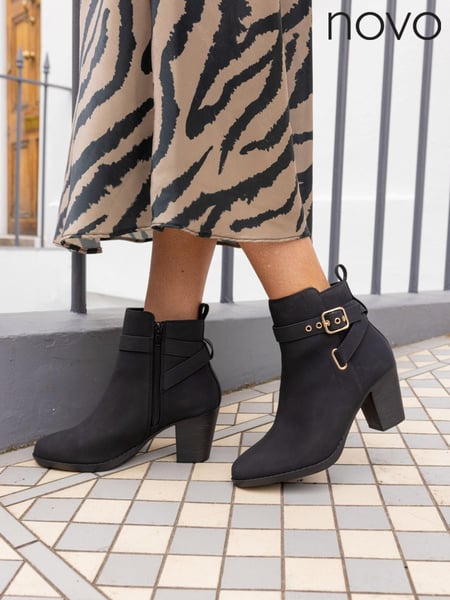 Novo Black Wide Fit Jayda Buckle Detail Heeled Boots (E94154) | € 66