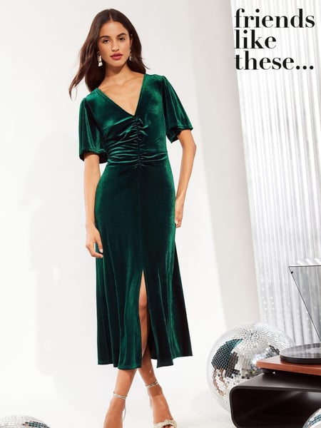 Friends Like These Green Petite Velvet Ruched Front Flutter Sleeve Midi Dress (E95062) | € 35