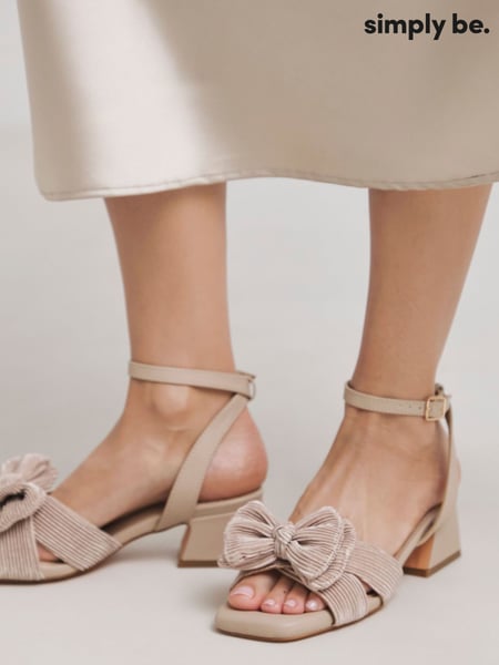 Simply Be Nude Double Bow Low Block Heels In Extra Wide Fit (F19756) | € 58