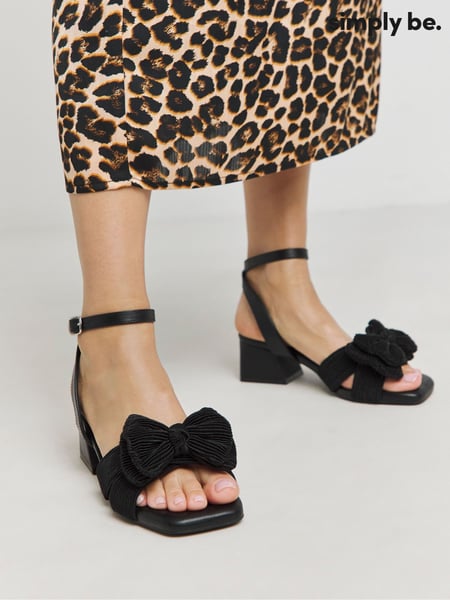Simply Be Black Double Bow Low Block Heels In Extra Wide Fit (F19763) | € 58