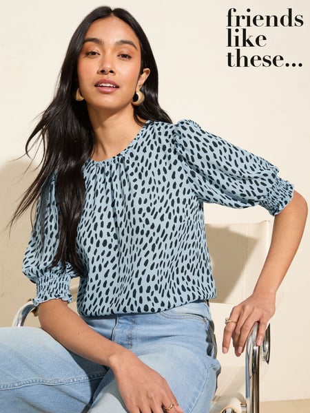 Friends Like These Blue Print Petite Short Sleeve Shirred Cuff Blouse (F99261) | € 47