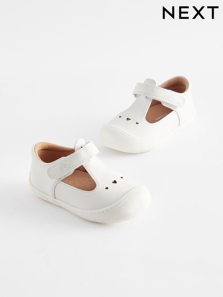 White Standard Fit (F) Crawler T-Bar Shoes (N09150) | € 30