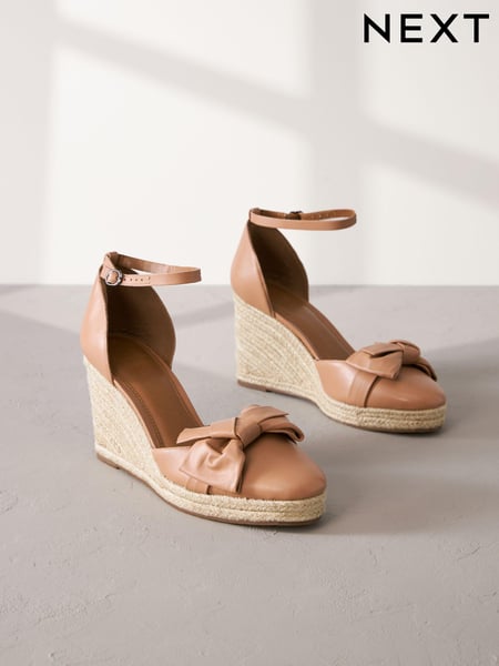 Camel Signature Leather Closed Toe Bow Wedges (N09309) | € 24