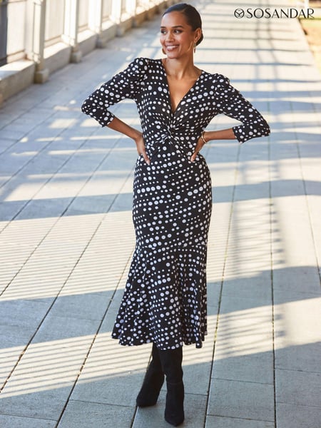 Sosandar Black Twist Front Ruched Sleeve Fit & Flare Dress (N71213) | € 108