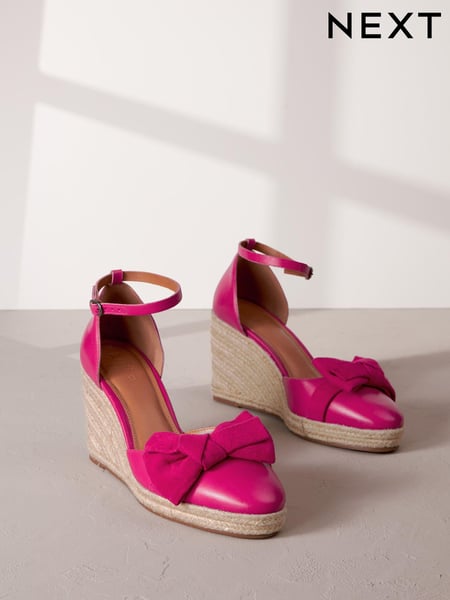 Pink Signature Leather Closed Toe Bow Wedges (Q70894) | € 24