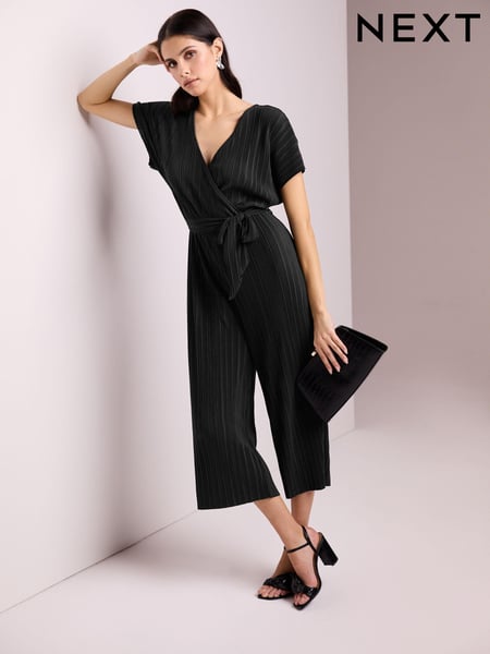 Black Plisse Short Sleeve V-Neck Wide Leg Belted Jumpsuit (Q71490) | € 15
