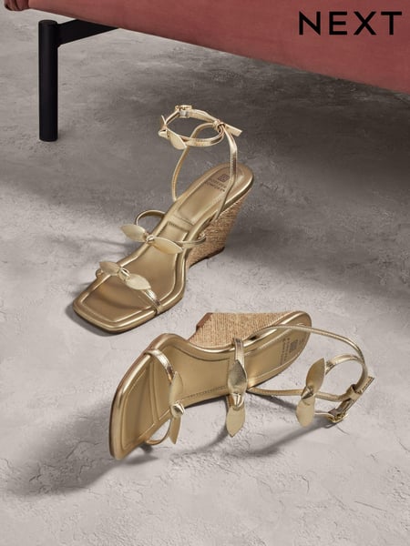 Gold Forever Comfort Bow Square Toe Wedges (Q80389) | € 13