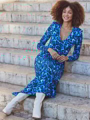 Sosandar Blue Print Ruched Detail Jersey Midi Dress - Image 4 of 5