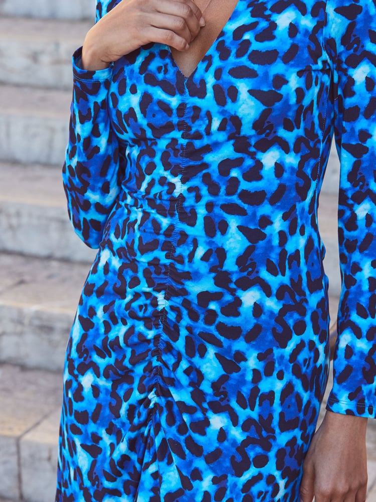 Sosandar Blue Print Ruched Detail Jersey Midi Dress - Image 5 of 5