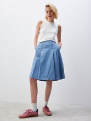 Mittelblau - Knielanger Jeansrock mit Falten - Bild 1 von 6