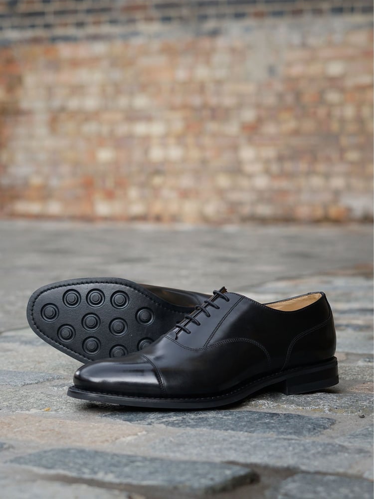 Loake Black 300BRG Oxford Toe Cap Shoes - Image 2 of 2 Loake Black 300BRG Oxford Toe Cap Shoes - Image 2 of 2