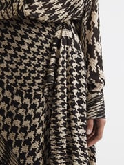 Reiss Black/White Oksana Dogtooth Asymmetric Midi Skirt - Image 4 of 5