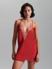 Rot - Bluebella Rosalie kurzes, tief ausgeschnittenes Satin-Unterkleid mit Rosenstickerei - Bild 1 von 3