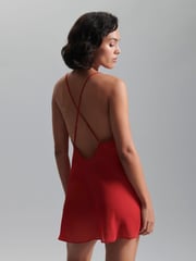 Rot - Bluebella Rosalie kurzes, tief ausgeschnittenes Satin-Unterkleid mit Rosenstickerei - Bild 2 von 3