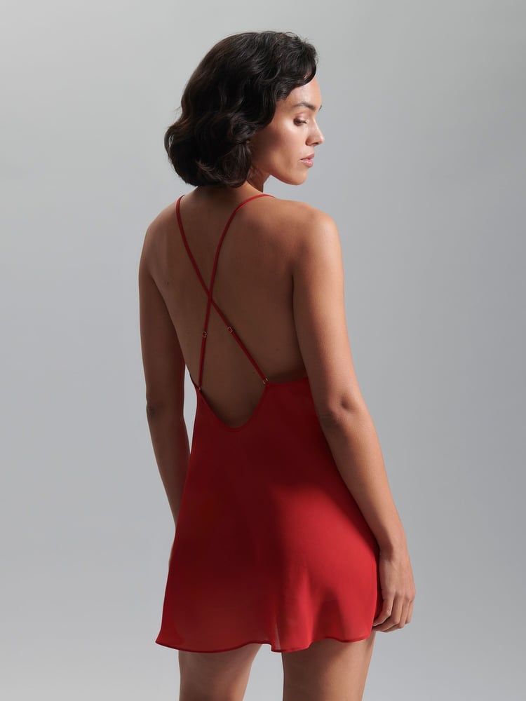 Rot - Bluebella Rosalie kurzes, tief ausgeschnittenes Satin-Unterkleid mit Rosenstickerei - Bild 2 von 3 Rot - Bluebella Rosalie kurzes, tief ausgeschnittenes Satin-Unterkleid mit Rosenstickerei - Bild 2 von 3