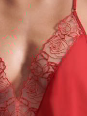 Rot - Bluebella Rosalie kurzes, tief ausgeschnittenes Satin-Unterkleid mit Rosenstickerei - Bild 3 von 3