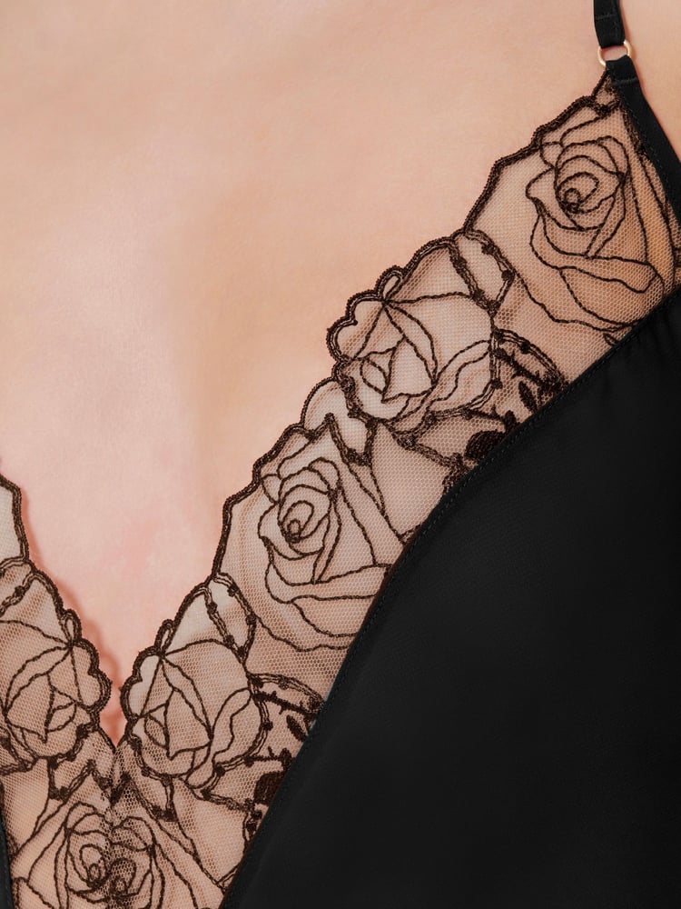 Schwarz - Bluebella Rosalie kurzes, tief ausgeschnittenes Satin-Unterkleid mit Rosenstickerei - Bild 5 von 5