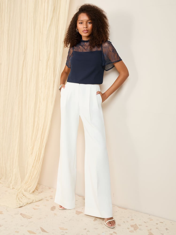 Marineblau - Friends Like These Bluse mit Spitzenpasse und Flatterärmeln - Bild 2 von 4