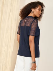 Marineblau - Friends Like These Bluse mit Spitzenpasse und Flatterärmeln - Bild 4 von 4