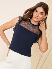 Marineblau - Friends Like These Bluse mit Spitzenpasse und Flatterärmeln - Bild 1 von 4
