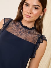 Marineblau - Friends Like These Bluse mit Spitzenpasse und Flatterärmeln - Bild 2 von 4