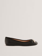 Schwarz - Ted Baker Ayvvah Flache Ballerinas mit Schleifenschnürung und markentypischem Detail - Bild 1 von 4