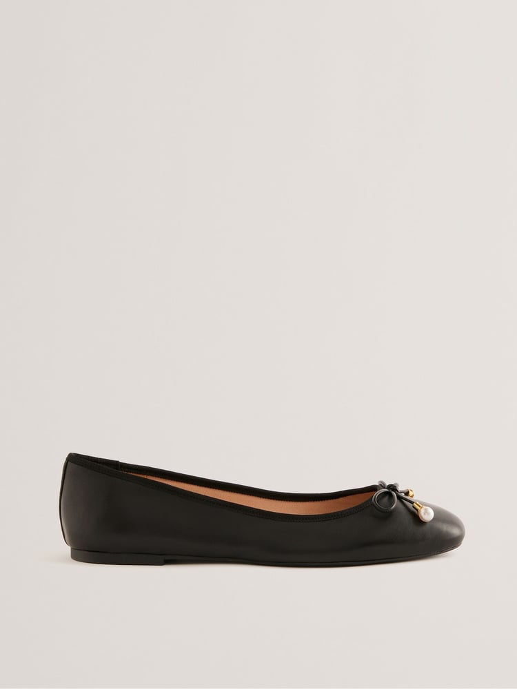 Schwarz - Ted Baker Ayvvah Flache Ballerinas mit Schleifenschnürung und markentypischem Detail - Bild 1 von 4 Schwarz - Ted Baker Ayvvah Flache Ballerinas mit Schleifenschnürung und markentypischem Detail - Bild 1 von 4