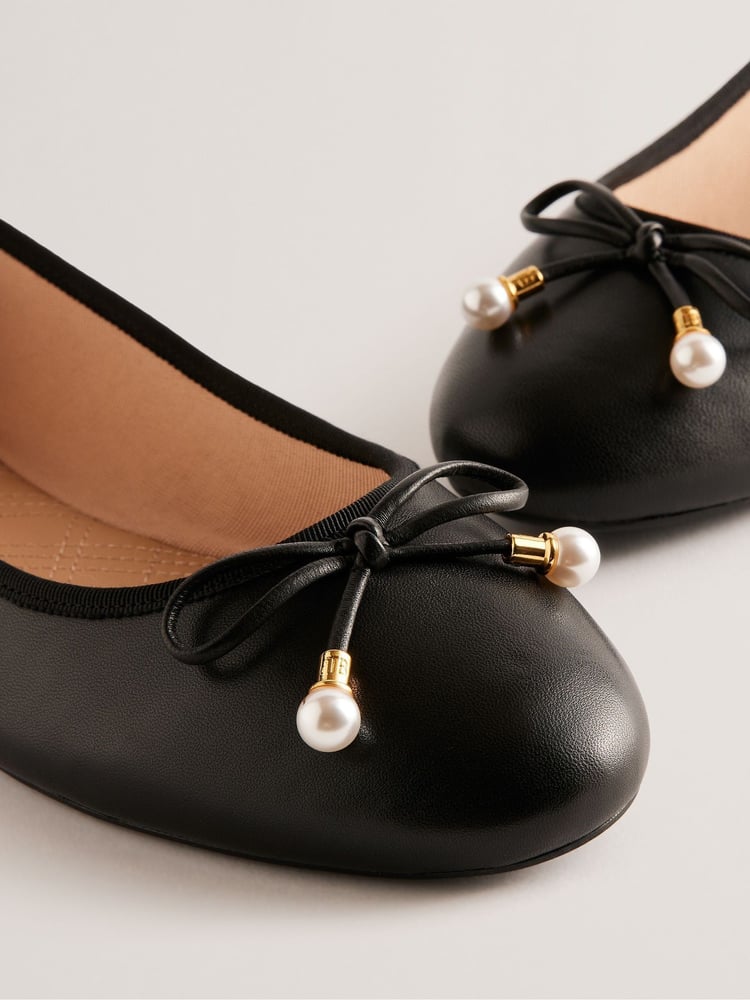 Schwarz - Ted Baker Ayvvah Flache Ballerinas mit Schleifenschnürung und markentypischem Detail - Bild 2 von 4 Schwarz - Ted Baker Ayvvah Flache Ballerinas mit Schleifenschnürung und markentypischem Detail - Bild 2 von 4
