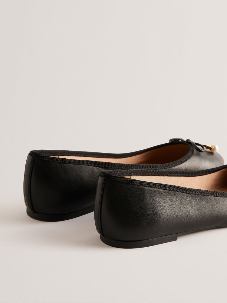Schwarz - Ted Baker Ayvvah Flache Ballerinas mit Schleifenschnürung und markentypischem Detail - Bild 4 von 4 Schwarz - Ted Baker Ayvvah Flache Ballerinas mit Schleifenschnürung und markentypischem Detail - Bild 4 von 4